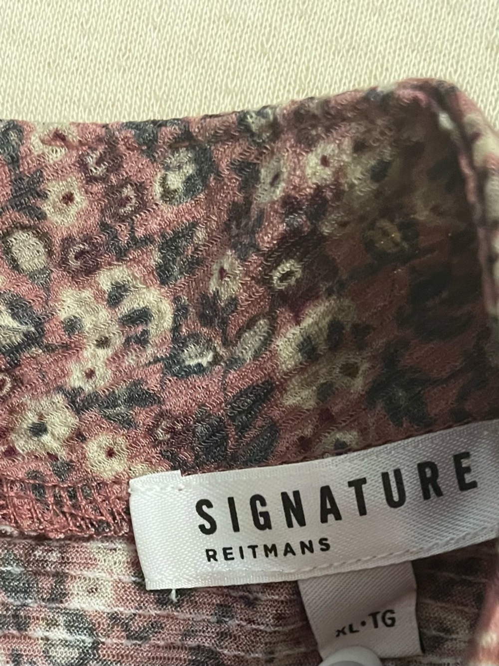Reitmans Signature Dusty Rose Floral Keyhole Blouse - Picture 7 of 9
